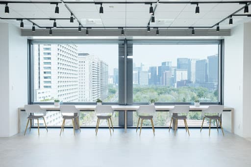 コワーキングスペースにあるカウンター席からの眺め