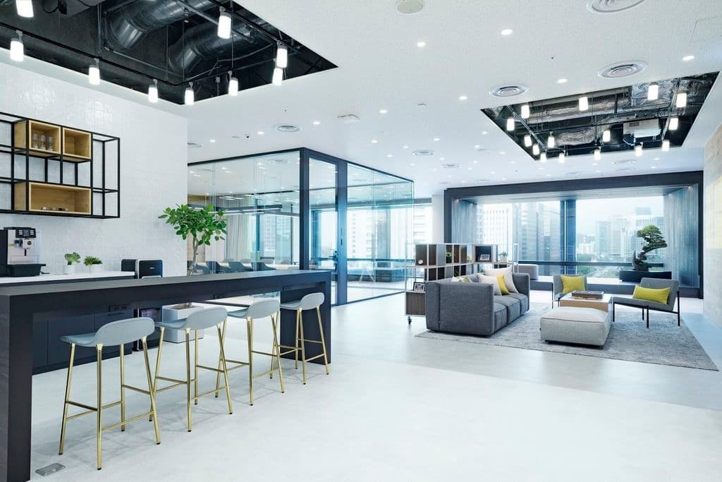 ウェルカムラウンジに設置されたソファとカウンターテーブル