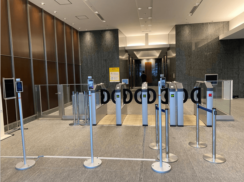 自動検温機の設置されたエントランス