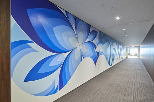 壁一面を彩る巨大なアート