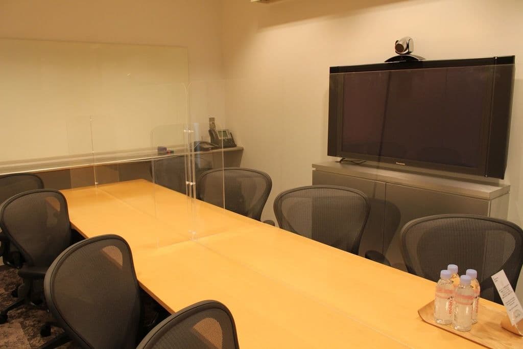コロナウイルス対策のなされた会議室