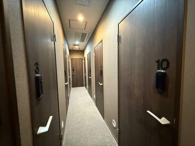 共有部_廊下。個室オフィスは施錠可能となっています。