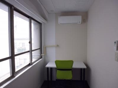 個室_1名様用の個室の例です。備え付きの家具があり、初期費用を抑えることができます。