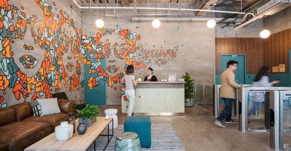 オープンスペース_壁に施されたアートが創造力を刺激します©WeWork※写真はイメージです。
