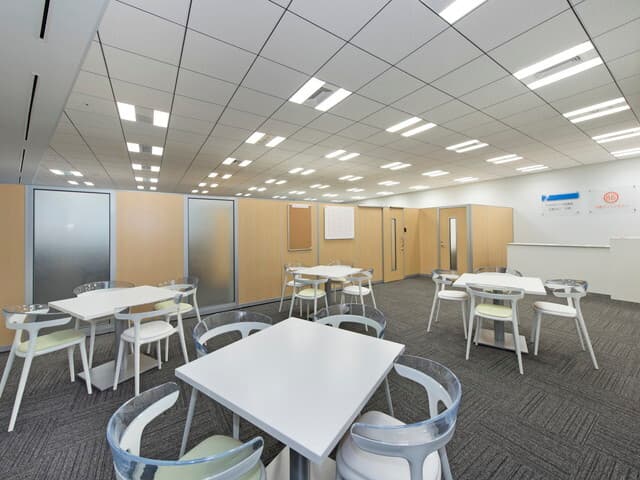 共用部_オープンラウンジ。ラウンジは3時間無料で利用でき、お客様との打ち合わせスペースなどに利用できるスペースです。