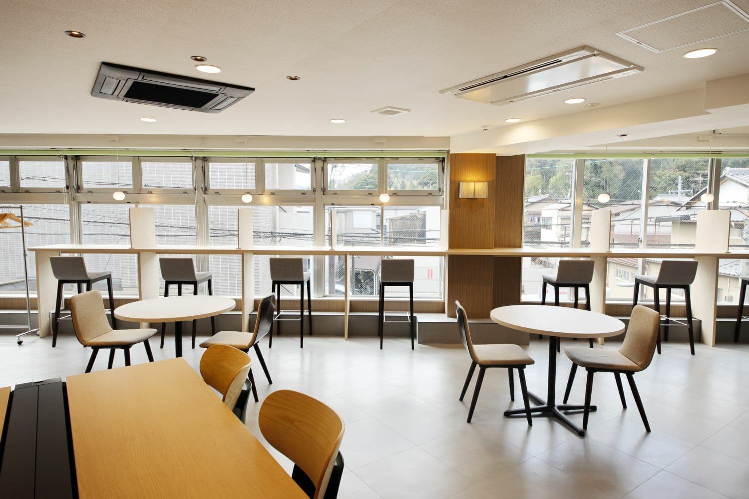 共有部_コワーキングスペース。自由な席で作業できます。