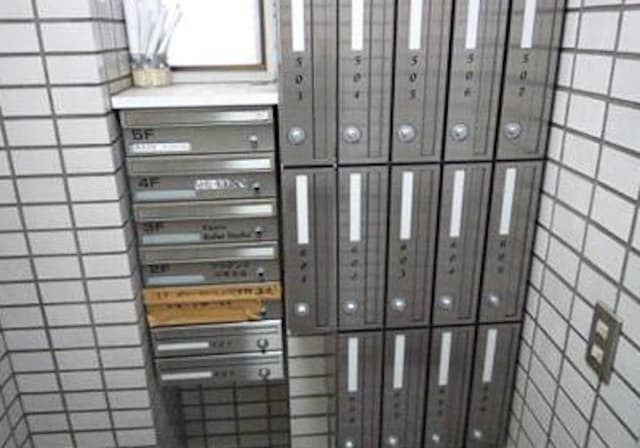 エントランス_各個室専用の郵便受けがあります。