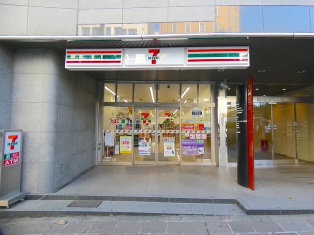 近隣のコンビニ_セブンイレブン麹町5丁目店(徒歩1分)