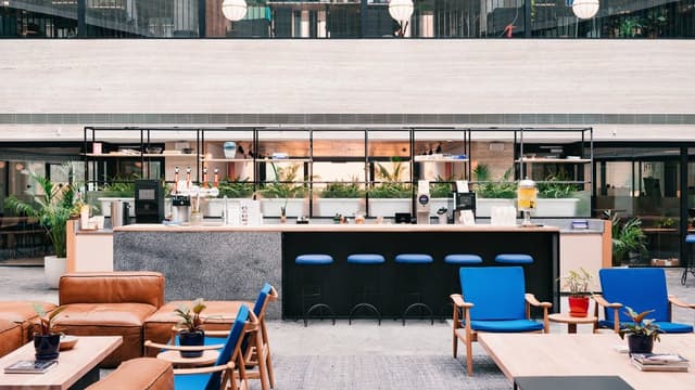 共有部_キッチン。作業の合間にぴったりな設備が揃っています。©WeWork※画像はイメージです。