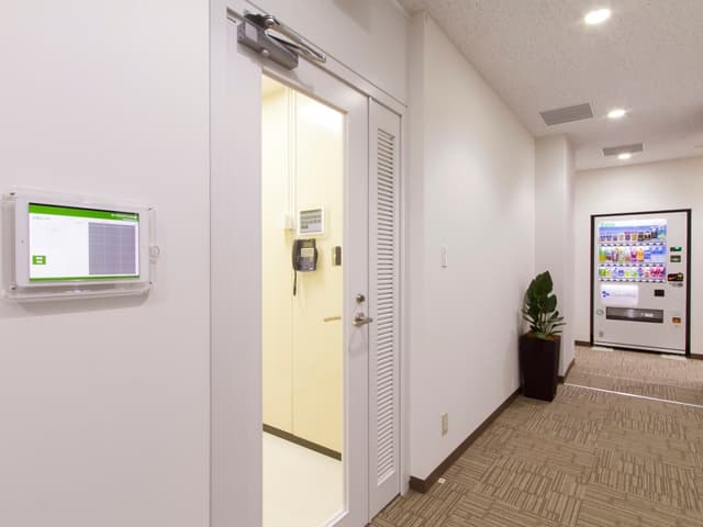 外観_エントランス。オフィスエントランスには受付用ビジネスフォンが設置されており、来客時の業務効率化が図れます。