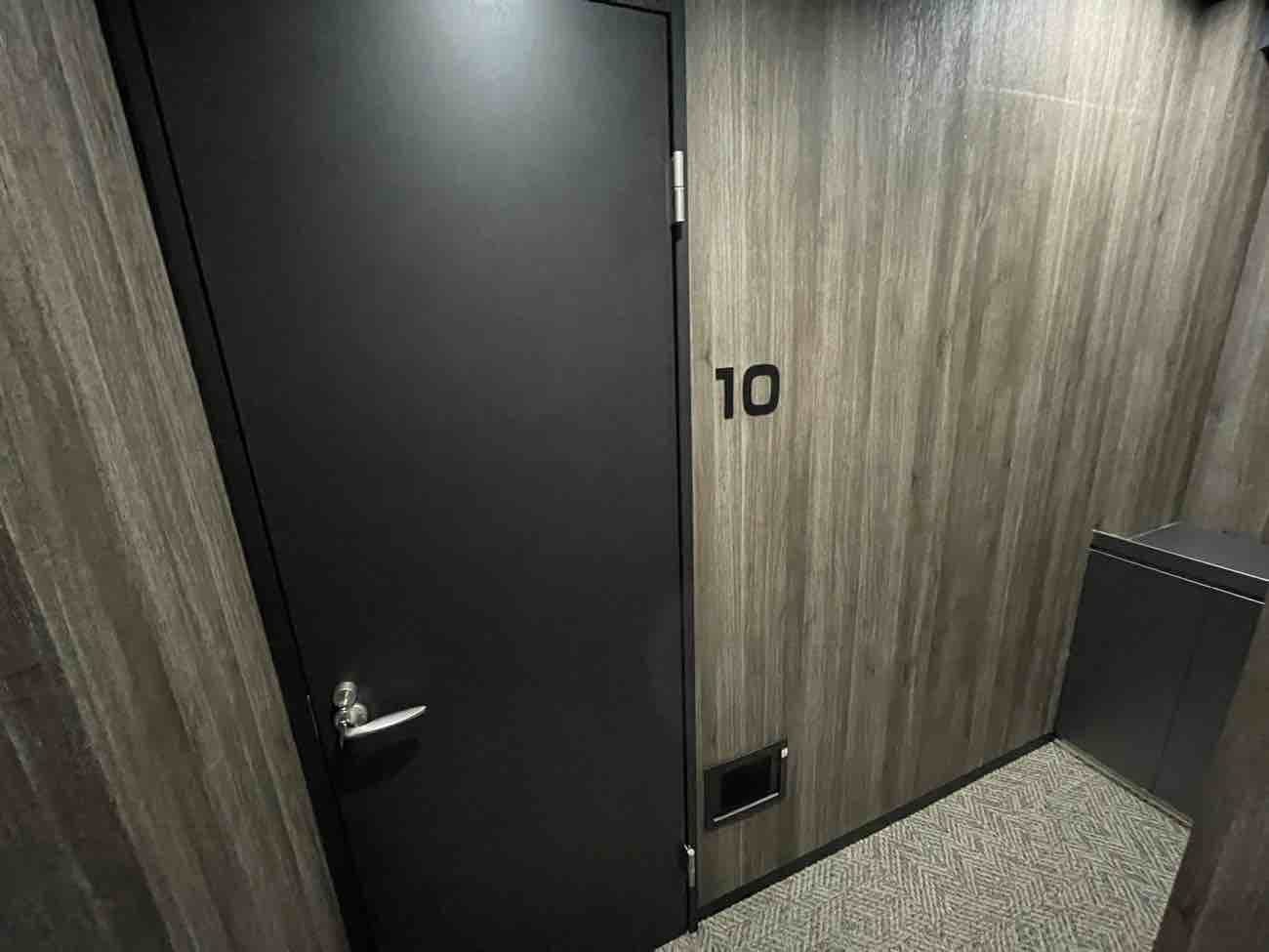内観_10号室扉