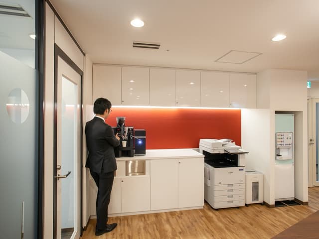 設備_複合機やドリンクサーバーなどの設備が備え付けられています。※画像はイメージです。