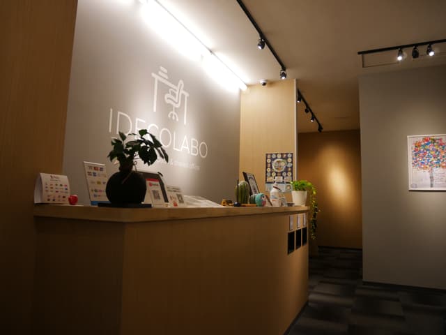 外観_エントランスです。有人受付です。