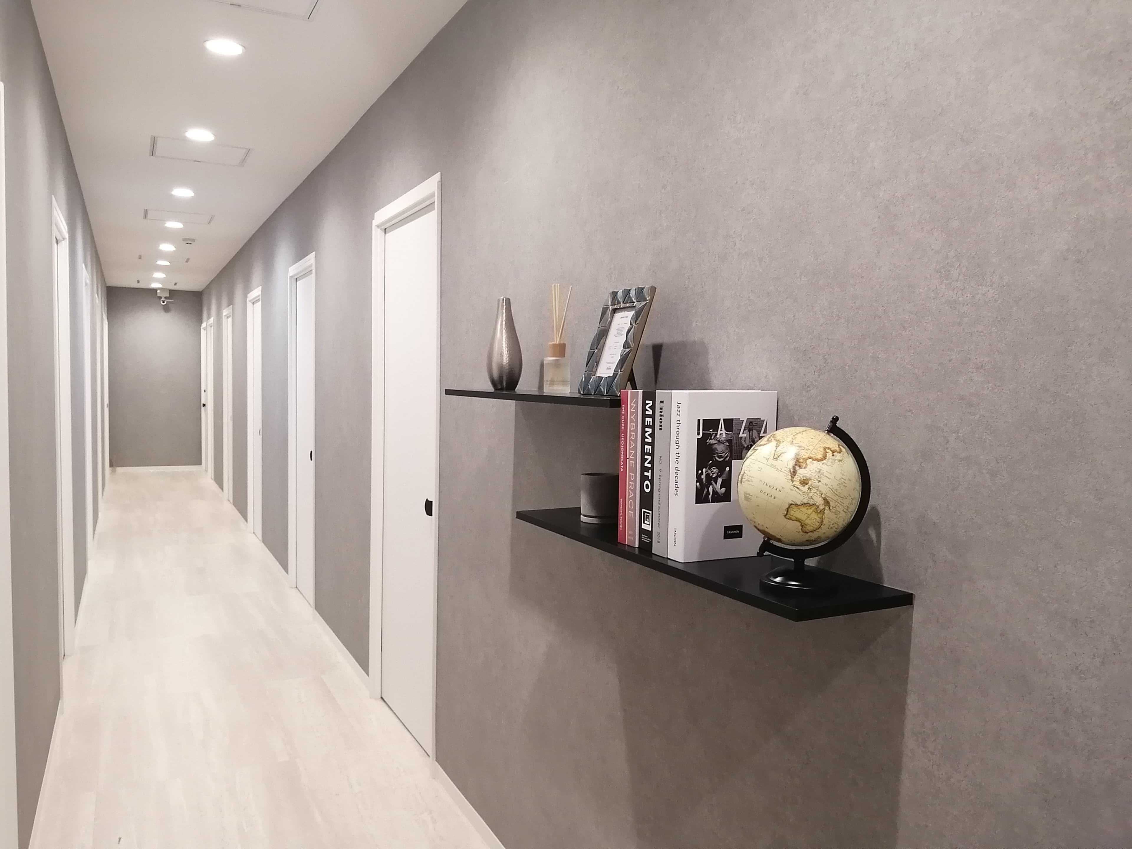 共有部_廊下。個別空調、オフィス家具付きの個室を提供しています。