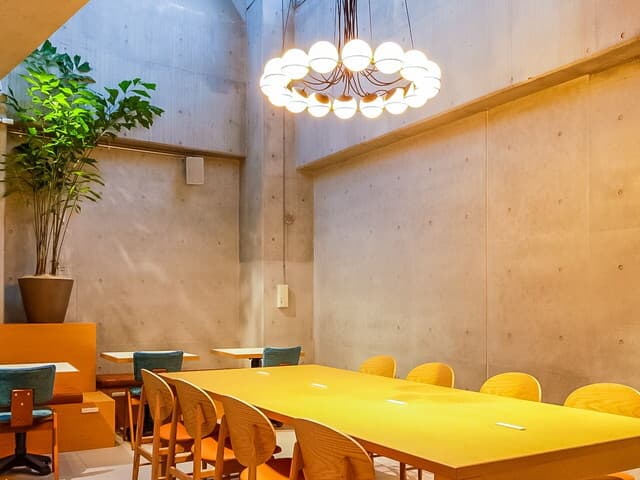 共用部_RESIDENTIAL LOUNGE。元々室内プールのあったフロアを利用しており、地下ながら高い天井と明るい吹き抜け窓があります。