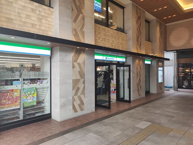 近隣のコンビニ_ファミリーマート 名鉄大曽根駅店 (徒歩2分)