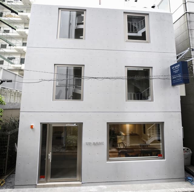 外観_グレーで大人な印象の外観です。青い看板がワンポイントでおしゃれです。