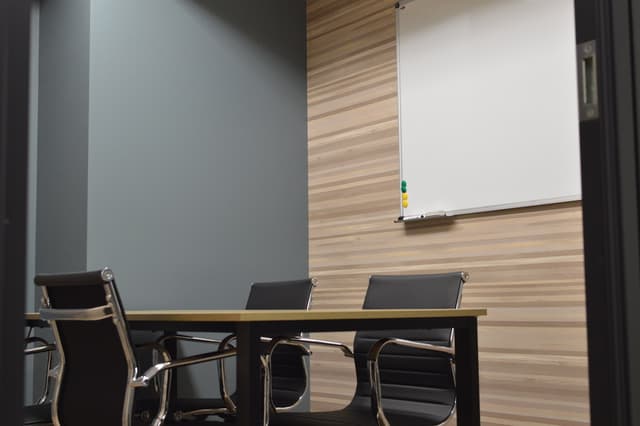 共用部_会議室B。ホワイトボードがある4名用の会議室は有料でご利用可能です。