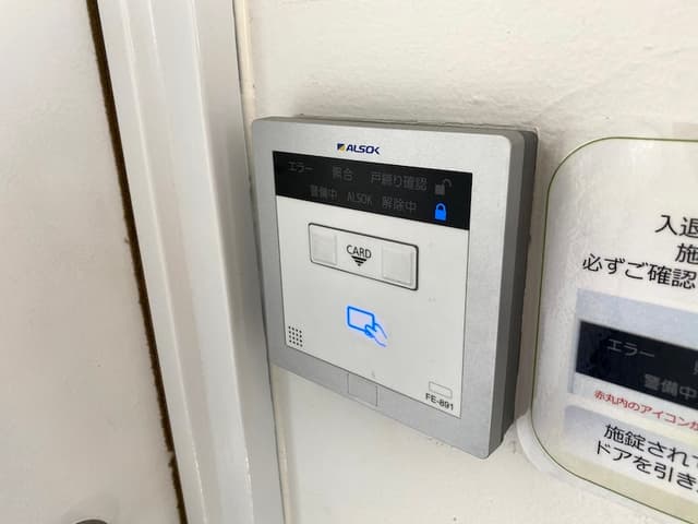 設備_契約者様のみがお持ちになれる専用カードキーで入退室が管理されています。
