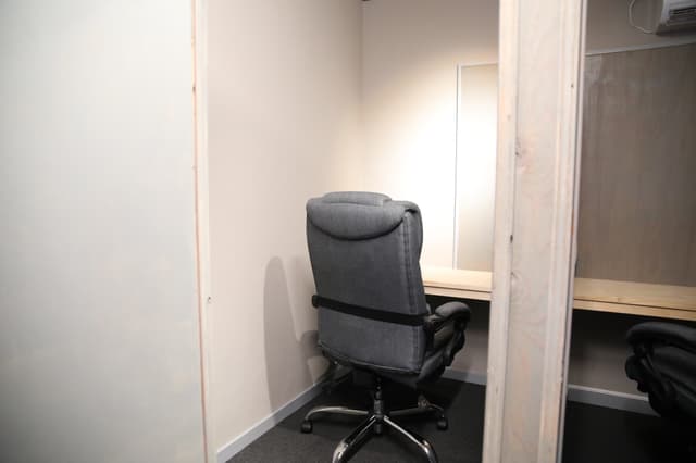 共有部_コワーキングスペース。集中したいときに最適なブース席です。