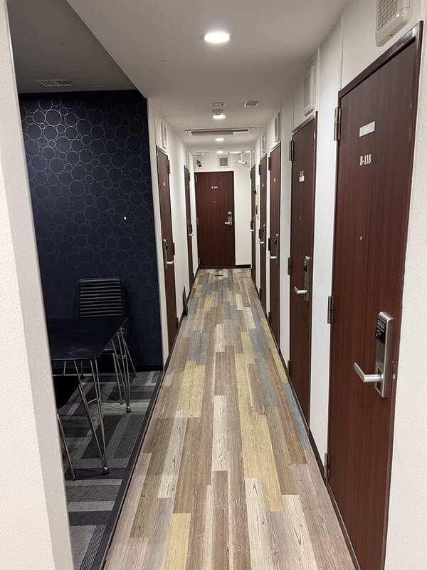 共用部_廊下。明るくシンプルなデザインのオフィス空間です。