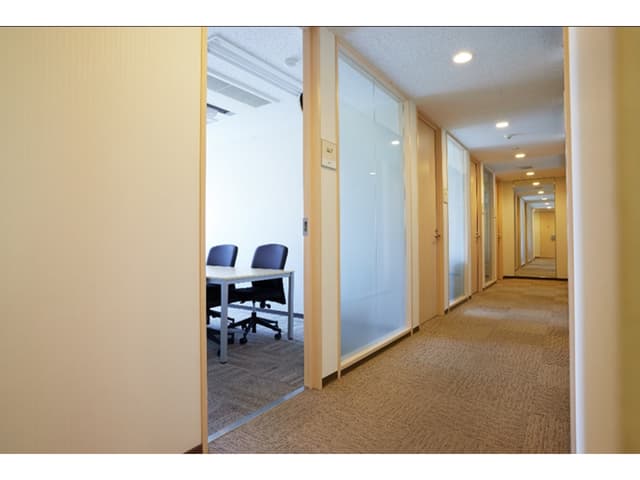 共用部_廊下。人感センサーによる不在時遠隔管理、オートロックシステム開錠用ICカード(セキュリティカード)の貸出しが可能です。