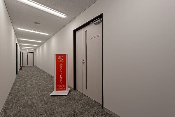 2階。ビル2階に上がると当施設があり、「私語NGのフリーデスク」があります。