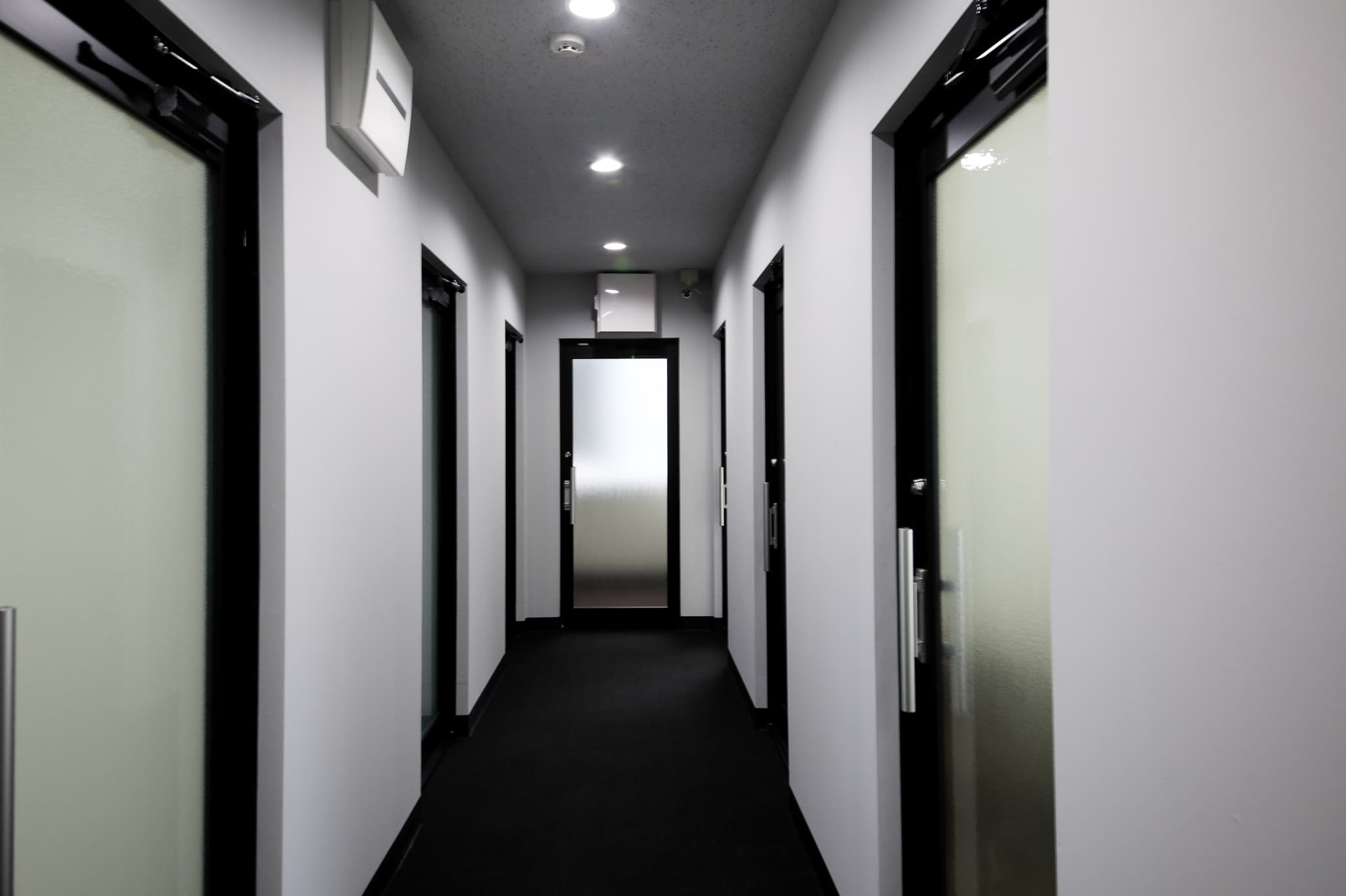 共用部_廊下。明るくシンプルなデザインのオフィス空間です。