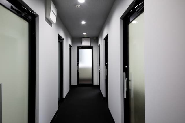 共用部_廊下。明るくシンプルなデザインのオフィス空間です。