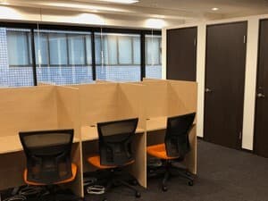 共用部_シェアオフィスコーナー。開放感のある空間で作業に取り組むことが出来ます。