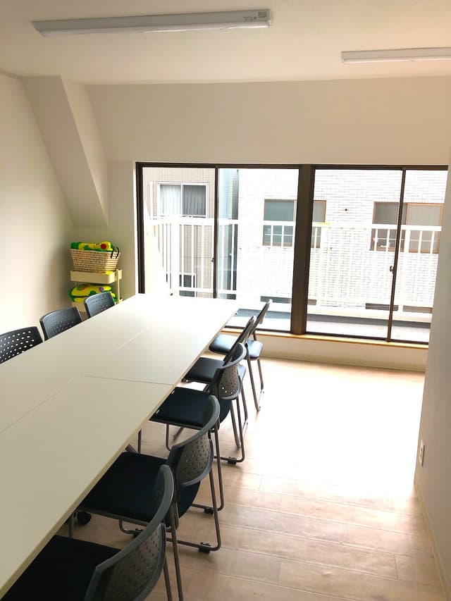 大会議室_最大22名収容可能な大型の会議室は、無料でWi-Fiや高画質プロジェクターが利用できます。会議や商談に限らず、セミナーなどにもご利用いただけます。