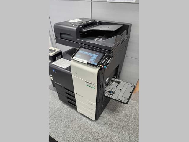 設備_複合機。枚数に応じて有料で利用できます。