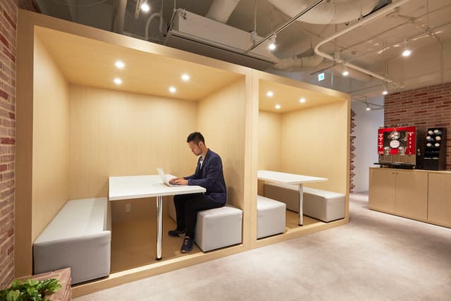共用ブース_ソファータイプの共用ブースを2席ご用意、来客対応や軽いミーティングにご利用ください