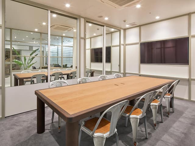 共用部_MTG Room。ガラス張りの空間となっており、開放感のある作りとなっています。