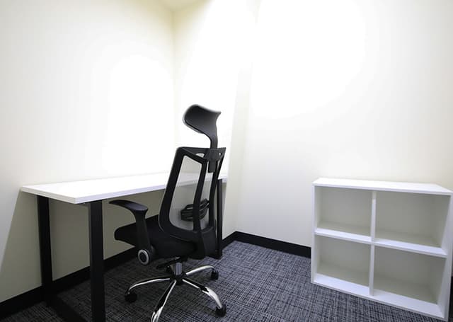 専有部_個室。個別空調・オフィス家具を備えた快適な完全個室です。