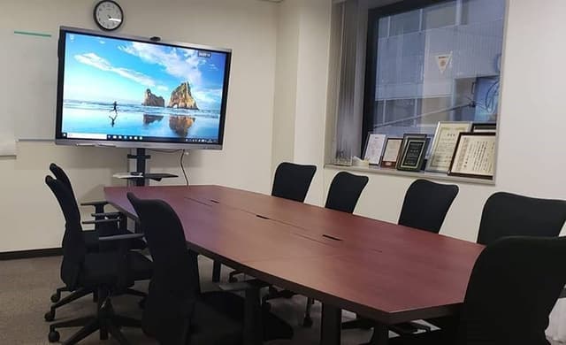 ミーティングルーム_8名用の大会議室にはデジタルホワイトボードANSHI TOUCHが用意されています