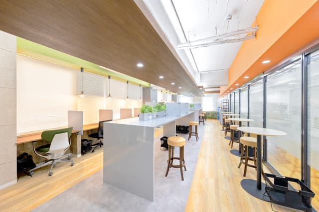 共用部_カフェブース。カフェブースは食事や、WEB会議などに利用できます。©BIZcomfort