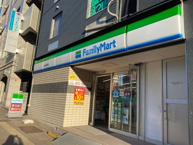 近隣のコンビニ_ファミリーマート横浜栄町店(徒歩3分)