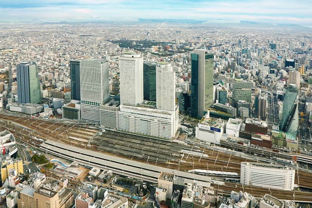 名古屋駅は日本の主要都市からのアクセスが非常に良く、ビジネス・観光ともに利便性が高い交通のハブです