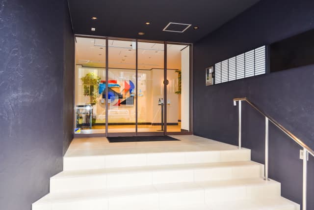 ENTRANCE__桜田通りに面したエントランスは視認性が高く、存在感のあるファザードです。