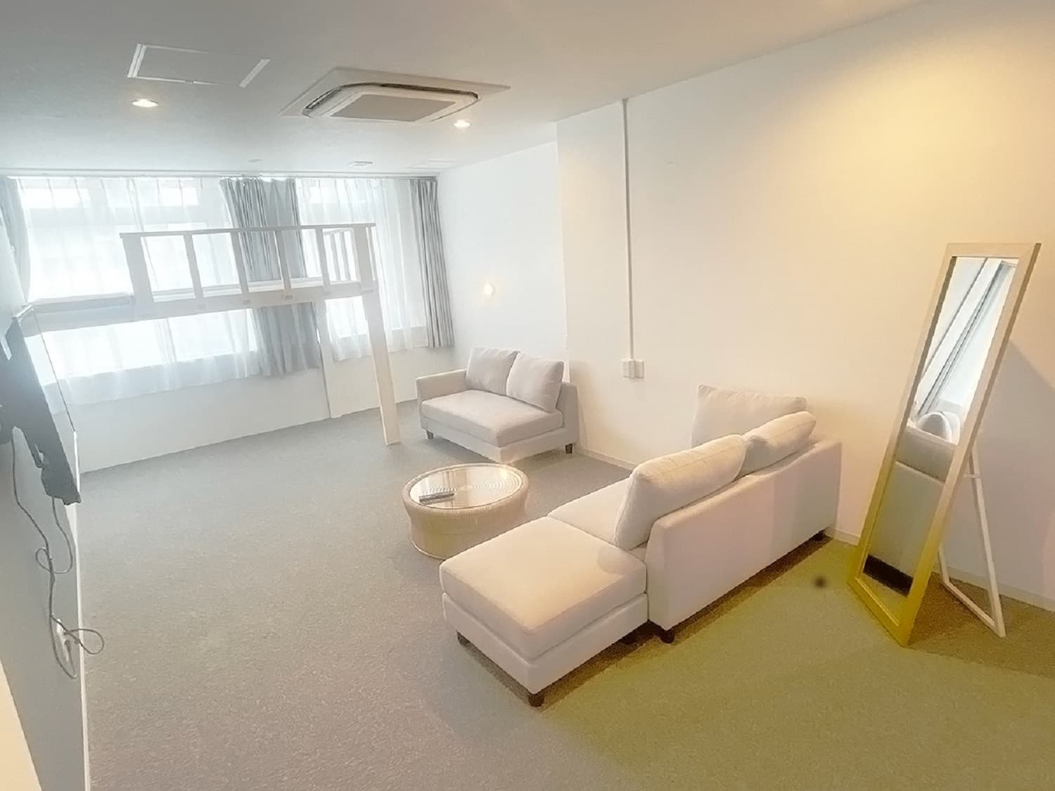 個室_4名用の個室です。シンプルなデザインで、集中しやすい空間になっています。©kasegroup