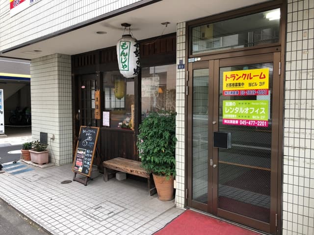 周辺情報_建物の1階には飲食店が入っています。思い立った時すぐに飲食ができるため便利です。