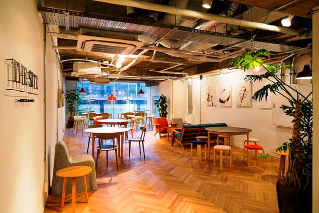 共用部_ラウンジです。北欧風のビンテージ家具を採用しています。