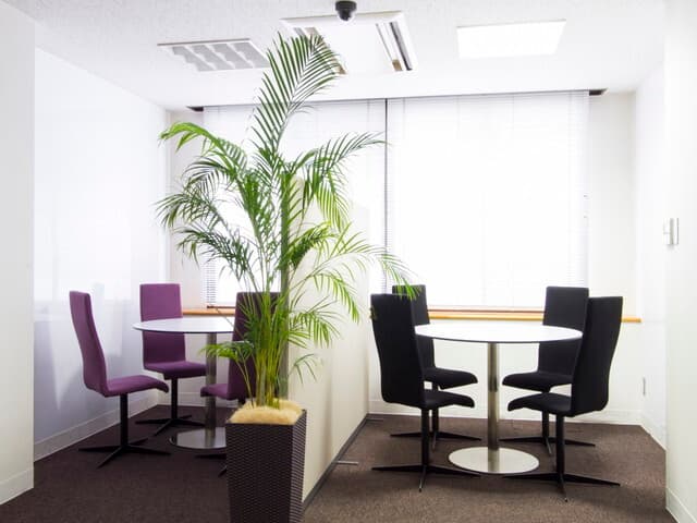 共用部_ビジネスラウンジ。クライアントとの打ち合わせや社内ミーティングに最適なデスクも準備されています。