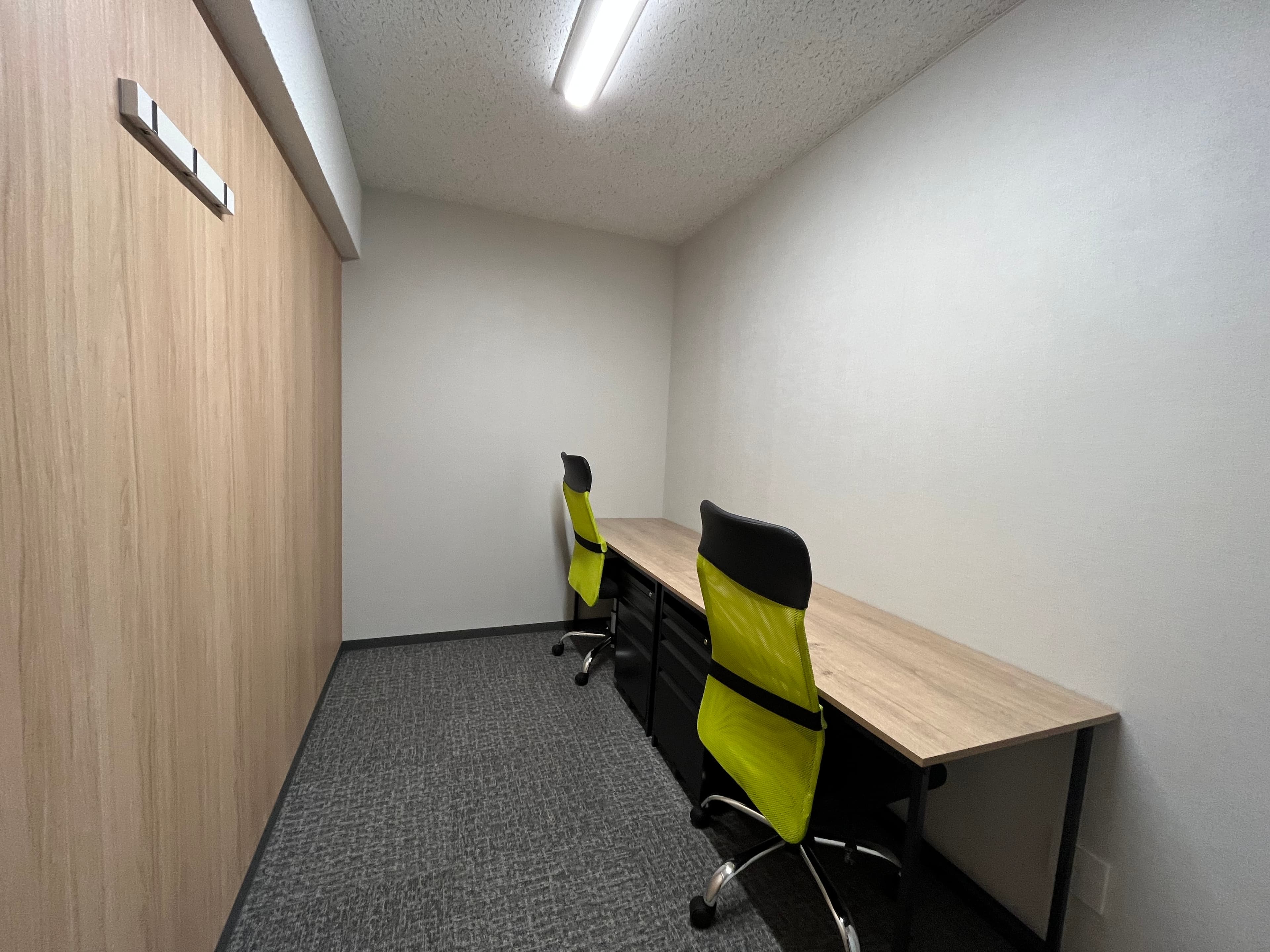 専有部_個室。オフィス家具、インターネット回線が全室に備え付けです。