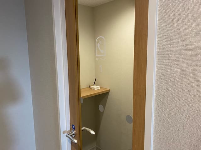共用部_TELブース。遮音仕様のTELブースを2つご用意しております。