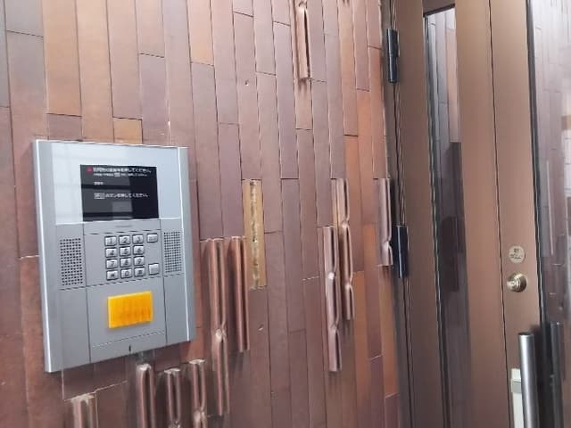 外観_入口や個室には暗証番号のセキュリティーキーが付いています。