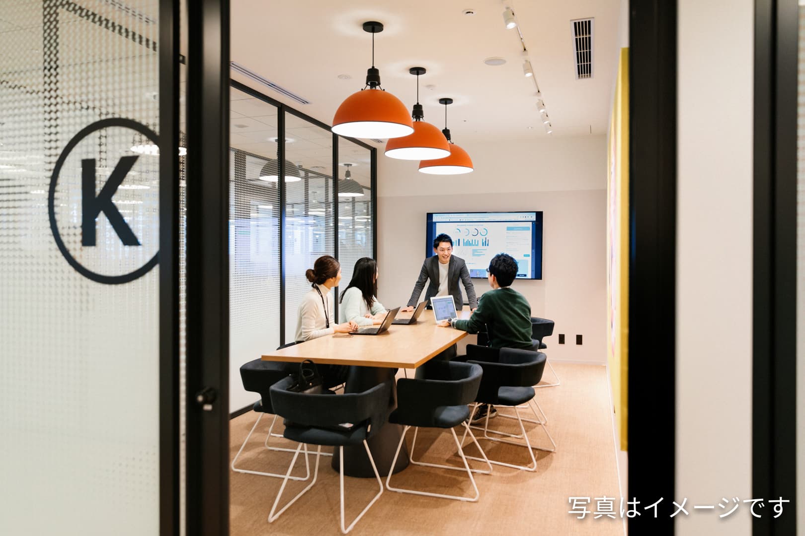 共用部_時間貸し会議室。契約した部屋の大きさに応じて毎月クレジットが付与されます。付与されたクレジット分は無料で利用できます。@WeWork ※画像はイメージです。