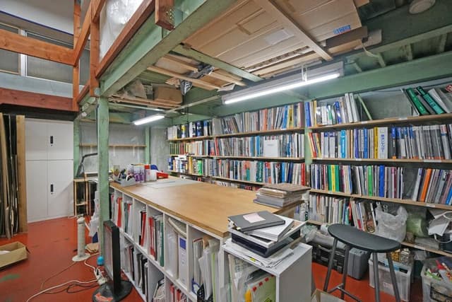 内観_模型作成スペースです。本棚には建築関連の書籍が並んでいます。建築関連、モノづくりでオフィスを探している方に嬉しいスペースです。
