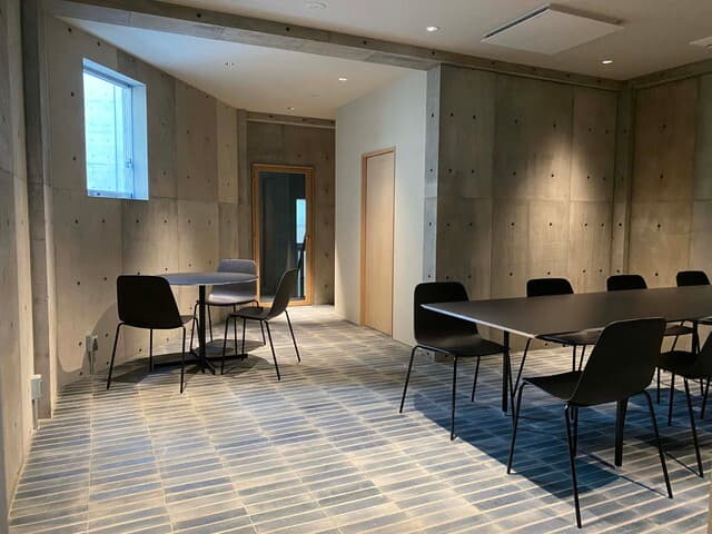 共用部_ビジネスラウンジ。打合せや会議が可能なラウンジが1階にあります。